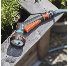 Pistolet d'arrosage de jardin sur une surface en bois