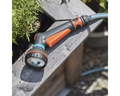 Pistolet d'arrosage de jardin sur une surface en bois