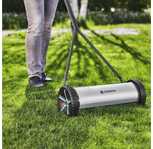Handrasenmäher von Gardena im Einsatz auf einer Rasenfläche