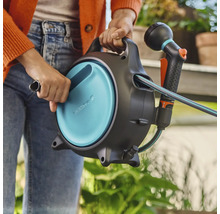 Garten Schlauchbox mit Schlauch und Spritze in der Hand