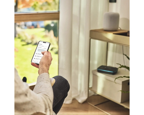 Une personne utilise une application d'arrosage de jardin sur un smartphone