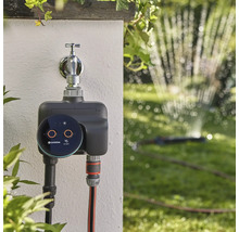 Gardena Smart Bewässerungssteuerung mit Rasensprenger im Garten