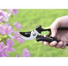 Gartenschere in einer Hand gehalten