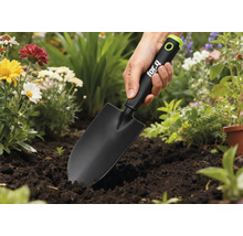 Gartenkelle im Einsatz in einem Blumenbeet.