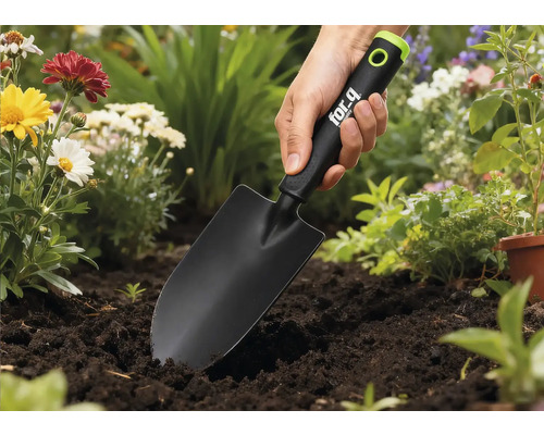 Gartenkelle im Einsatz in einem Blumenbeet.