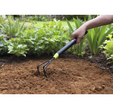 Gartenkralle im Einsatz zum Auflockern von Erde im Gartenbeet