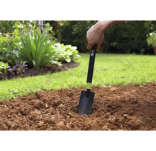 Gartenarbeit mit einer Handschaufel im Gartenbeet