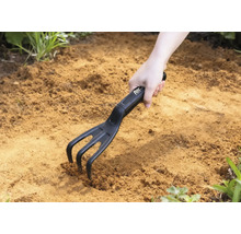 Griffe de jardin en utilisation dans la terre