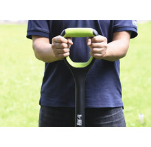 Une personne tient une bêche avec une poignée en D.