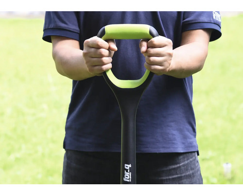 Une personne tient une bêche avec une poignée en D.