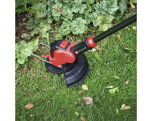 Einhell Rasentrimmer im Einsatz auf einer Rasenfläche.