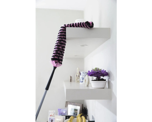 Plumeau nettoyant une étagère