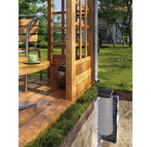 Jardin avec terrasse en bois, support pour plantes grimpantes et système d'infiltration d'eau de pluie.