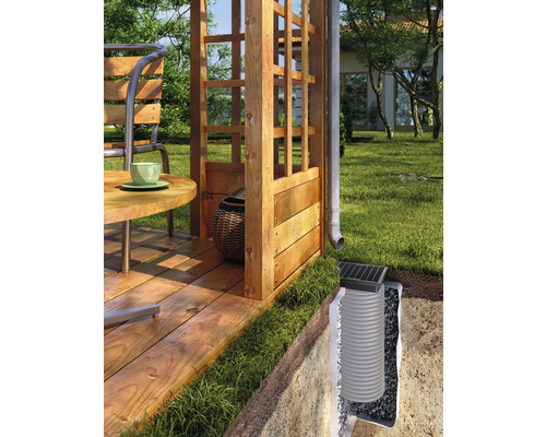 Jardin avec terrasse en bois, support pour plantes grimpantes et système d'infiltration d'eau de pluie.