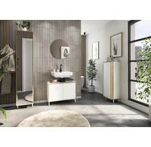 Badezimmer mit Waschtisch, Spiegel, Schrank und Zimmerpflanzen für eine helle und organisierte Atmosphäre.