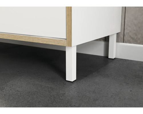 Gros plan d'un meuble de salle de bains avec pieds blancs.