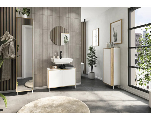 Salle de bain lumineuse avec lavabo, miroir, armoire de salle de bain et décorations pour une ambiance conviviale.