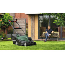 Aufsitzrasenmäher von Bosch auf Rasen vor einem Haus