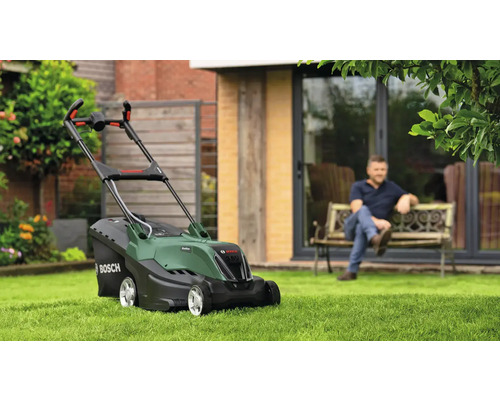 Aufsitzrasenmäher von Bosch auf Rasen vor einem Haus