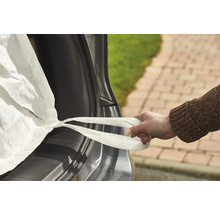 Une personne manipule un Big Bag dans le coffre d'une voiture.