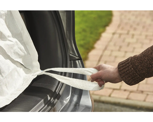 Une personne manipule un Big Bag dans le coffre d'une voiture.