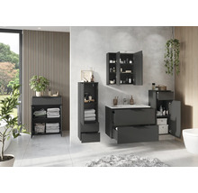 Badezimmer-Szene mit Waschtisch, Spiegelschrank und Hochschrank in modernem Design