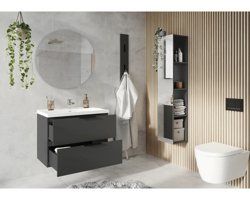 Badezimmer mit Waschtischunterschrank, Spiegelschrank und Wand-WC für eine moderne Einrichtung