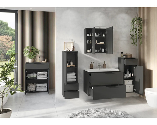 Badezimmer mit Waschtisch, Spiegelschrank und Hochschrank in modernem Design.