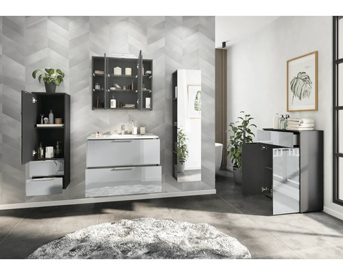 Badezimmer mit Waschtisch, Spiegelschrank und Seitenschrank für ein organisiertes Ambiente