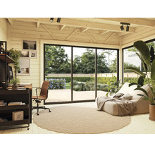 Bureau lumineux avec bureau, chaise de bureau et grande fenêtre donnant sur le jardin