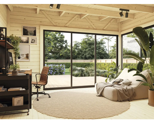 Bureau lumineux avec bureau, chaise de bureau et grande fenêtre donnant sur le jardin