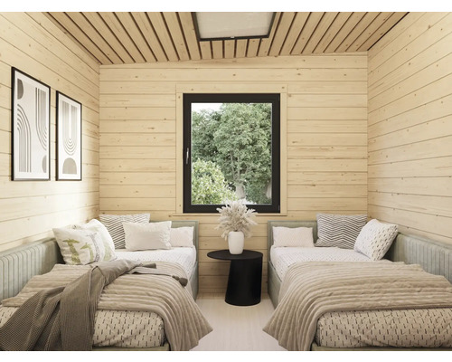 Pièce peinte en clair avec deux lits et des lambris en bois pour une ambiance claire et conviviale.