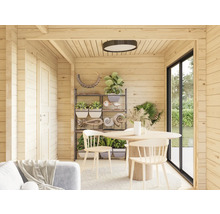 Intérieur lumineux avec murs en bois, table à manger et décorations