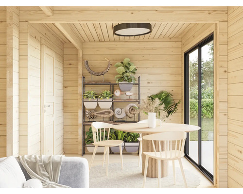 Intérieur lumineux avec murs en bois, table à manger et décorations