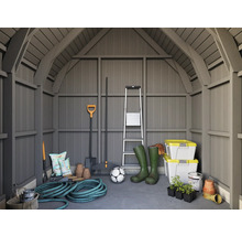 Intérieur d'abri de jardin avec outils de jardinage, échelle, bottes en caoutchouc et boîtes de rangement