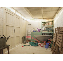 Vue intérieure d'une cabane de jardin avec outils de jardinage, étagère et outils