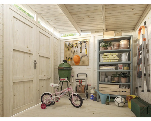 Intérieur d'abri de jardin avec étagères, outils, barbecue, vélo d'enfant et autres équipements de jardin.