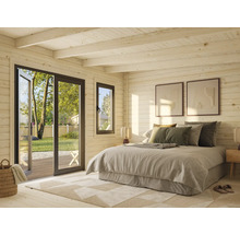 Chambre lumineuse avec murs en bois, lit et fenêtre donnant sur le jardin