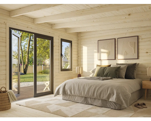 Chambre lumineuse avec murs en bois, lit et fenêtre donnant sur le jardin
