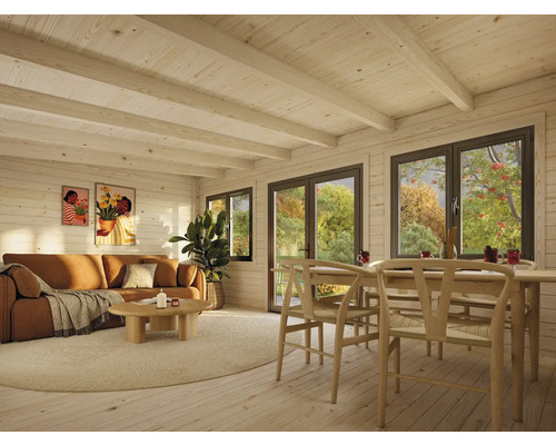 Salon lumineux avec plafond en bois, canapé marron, table à manger et vue par la fenêtre