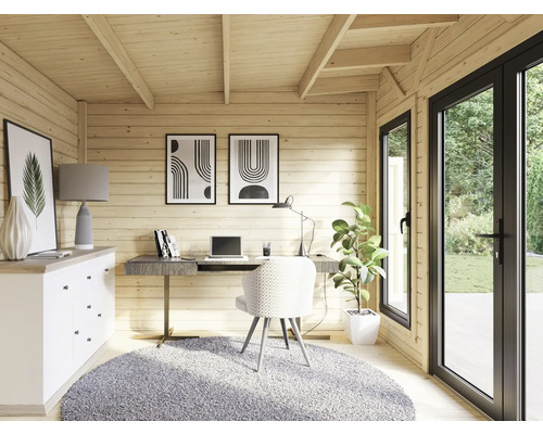 Bureau en bois clair avec bureau, chaise, commode et fenêtres pour une atmosphère de travail conviviale.