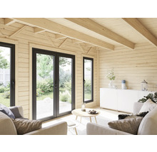 Salon lumineux dans une maison en bois avec des meubles et des fenêtres