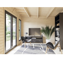 Intérieur d'une maison en bois avec meubles et fenêtres