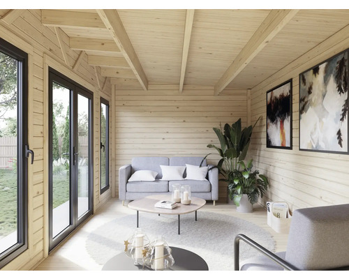 Intérieur lumineux d'une maison en bois avec canapé, table et plantes