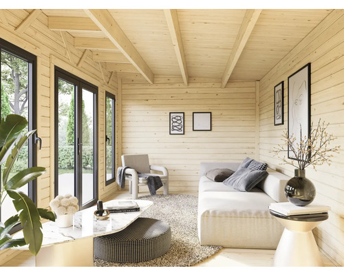 Vue intérieure d'une maison en bois avec fenêtres, canapé, fauteuil et décoration