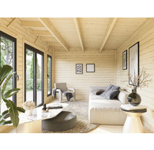 Intérieur d'une maison en bois avec fenêtres, porte, canapé et fauteuils