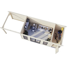 Vue de dessus d'une maison de jardin en bois avec bureau, salon et débarras.