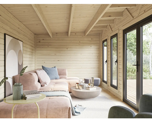 Intérieur d'une cabane de jardin avec revêtement en bois, canapé et fenêtres.