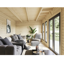 Intérieur d'une maison en bois moderne avec coin salon, meubles et grandes fenêtres