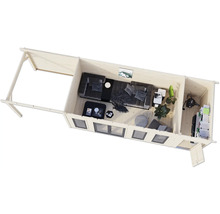 Vue intérieure d'une maison de jardin en bois avec meubles et décorations.